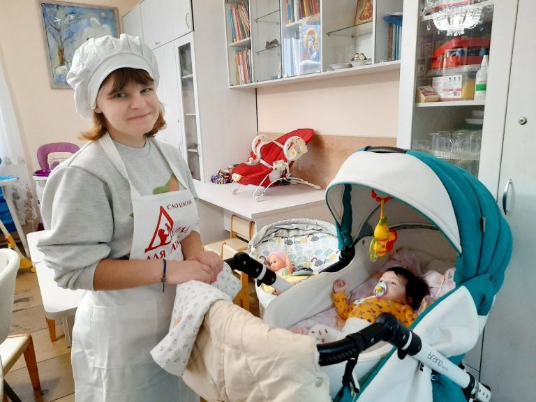 Подопечные “Смоленского дома для мамы” учатся готовить блюда детского меню